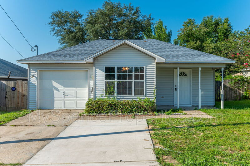 440 Apple Dr in Crestview, FL - Building Photo