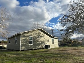 804 E Water St in Victoria, TX - Building Photo - Building Photo