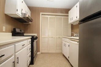 574 Emory Oaks Way in Decatur, GA - Building Photo - Building Photo