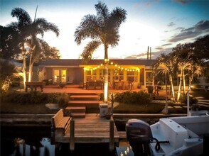 4165 13th Ln NE in St. Petersburg, FL - Foto de edificio - Building Photo