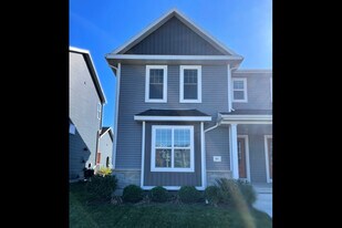 621 Hillcrest Dr in Waunakee, WI - Building Photo