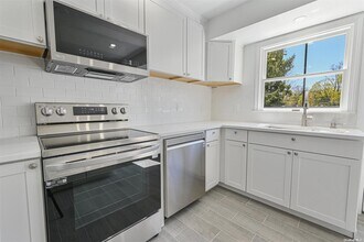 10 Brompton Pl, Unit A in Huntington Station, NY - Building Photo - Building Photo