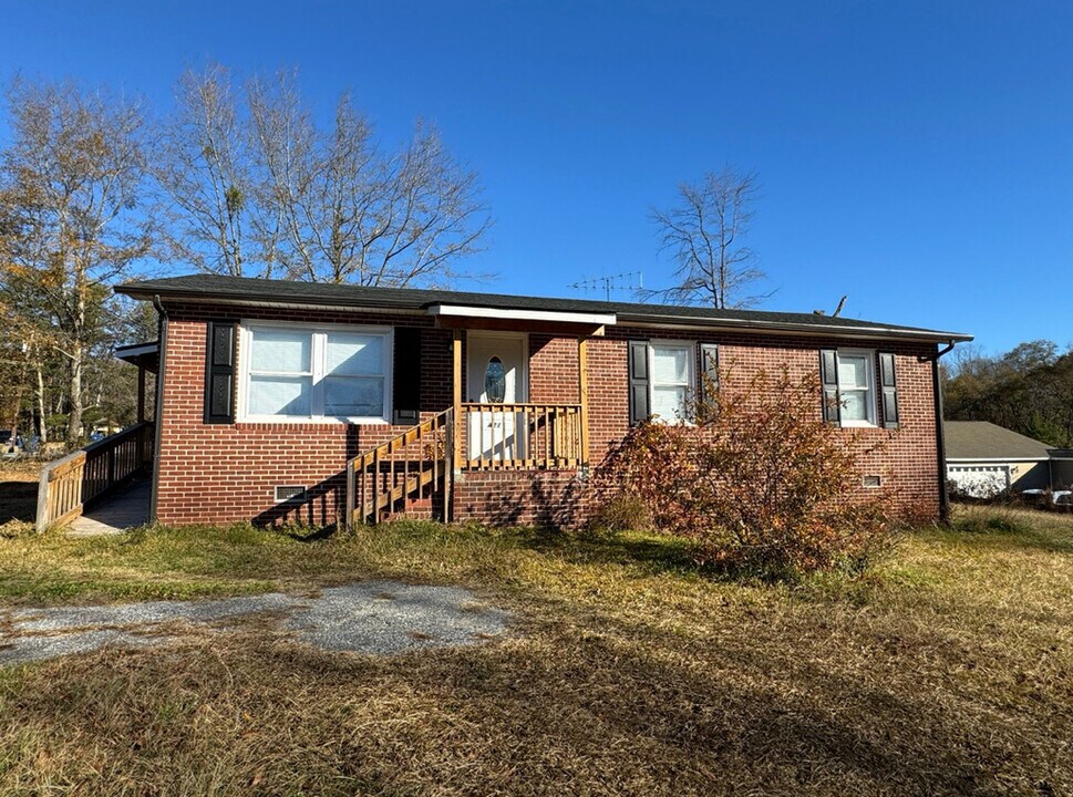 421 Sharp St in Woodruff, SC - Building Photo