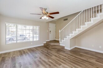 3468 Blue Heather Dr in Las Vegas, NV - Foto de edificio - Building Photo