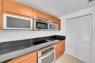 253 NE 2nd St, Unit 2307 in Miami, FL - Building Photo - Building Photo