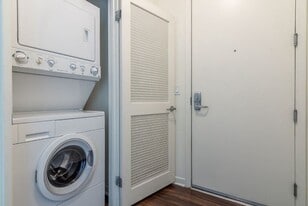 5251 Vineland Ave in Los Angeles, CA - Building Photo