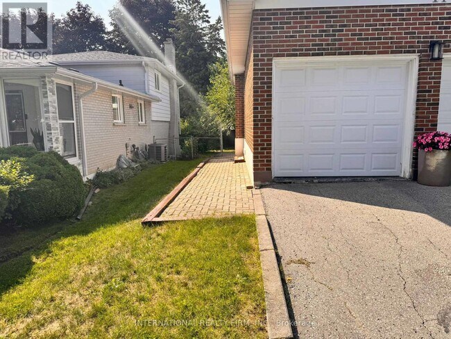 14 Blue Spruce Ln in Markham, ON - Building Photo - Building Photo