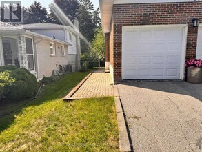 14 Blue Spruce Ln in Markham, ON - Building Photo - Building Photo