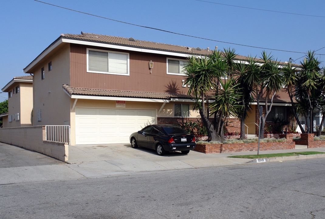 Le Chalet in Hawthorne, CA - Building Photo