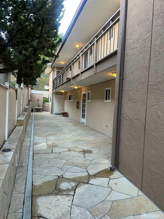 1342 Palos Verdes Dr in San Mateo, CA - Building Photo