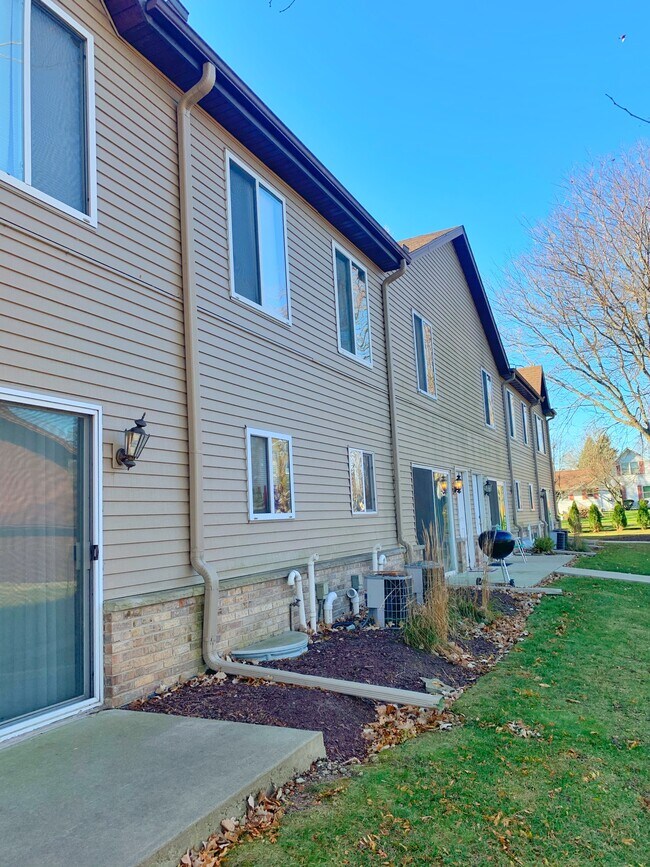 Bowers Boulevard Townhomes in Delavan, WI - Foto de edificio - Building Photo