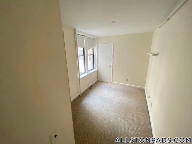 1135 Commonwealth Ave, Unit 4 in Boston, MA - Building Photo - Building Photo