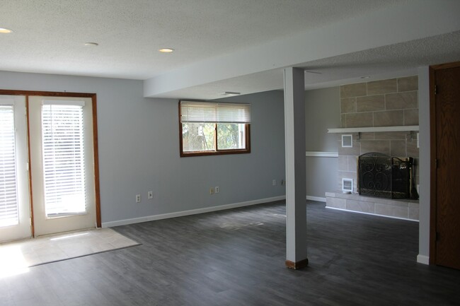 7557 Carillon Plaza W in Woodbury, MN - Building Photo - Building Photo