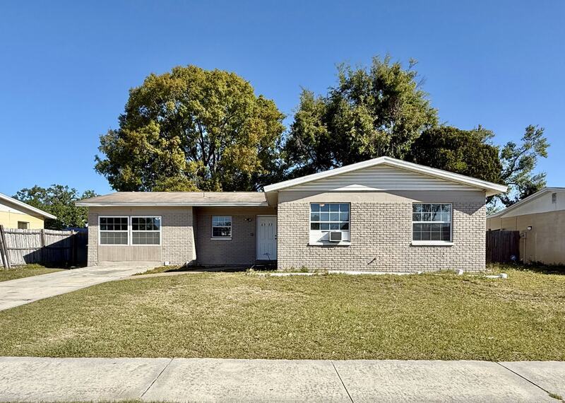 6533 W Hanna Ave in Tampa, FL - Building Photo