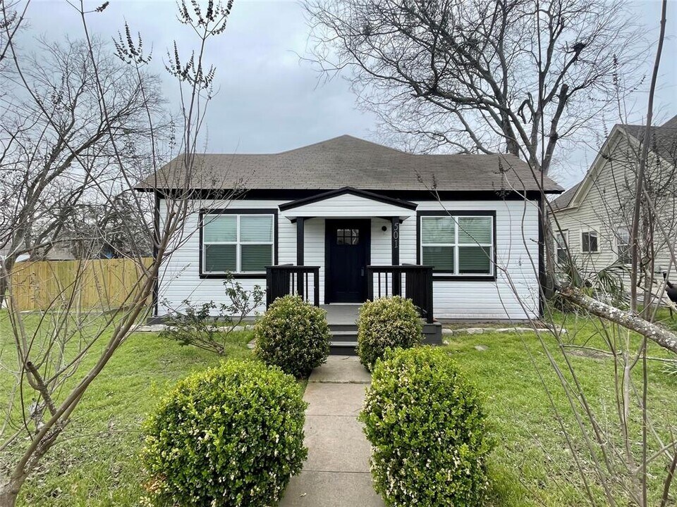 501 N Doak St in Taylor, TX - Building Photo