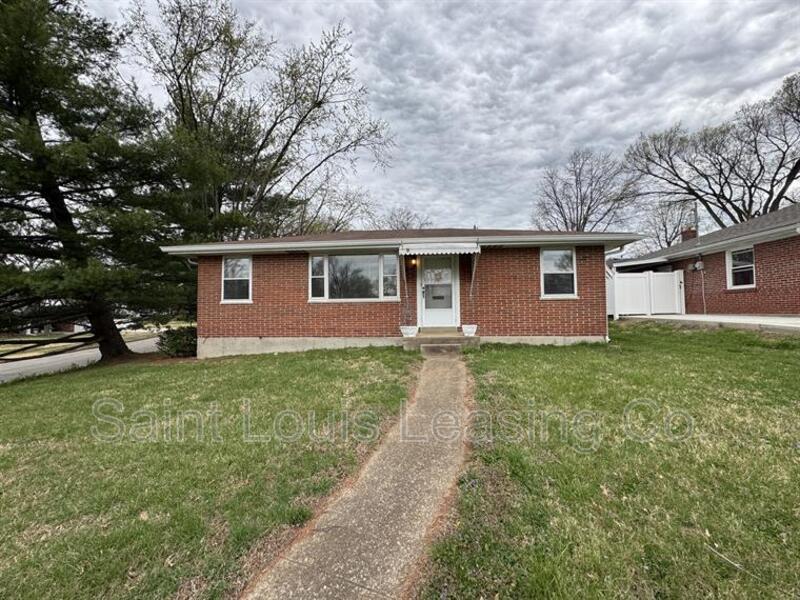 8043 MacKenzie Rd in Affton, MO - Building Photo