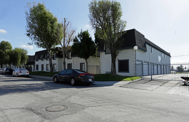 Oakwood Park Apartments in San Bernardino, CA - Building Photo - Building Photo