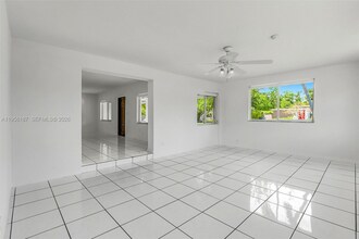 6050 SW 44th Terrace in Miami, FL - Building Photo - Building Photo