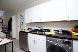 646.5 W Roscoe St in Chicago, IL - Building Photo - Building Photo