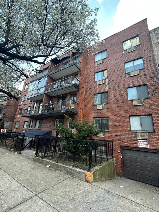 41-28 71st St in Queens, NY - Building Photo