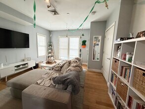 203 W 3rd St, Unit 1T in Boston, MA - Foto de edificio - Building Photo