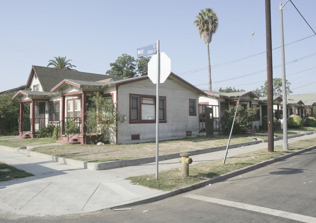 176 E 45th St in Los Angeles, CA - Building Photo