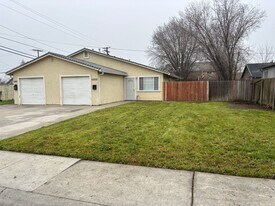 6805 Woodbine Ave in Sacramento, CA - Building Photo