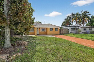 1498 NE 180th St in North Miami Beach, FL - Building Photo - Building Photo