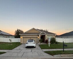 140 Highland Meadows St in Davenport, FL - Building Photo