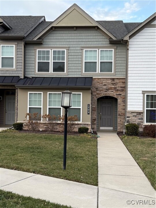 209 Hanging Fern Alley in Glen Allen, VA - Building Photo