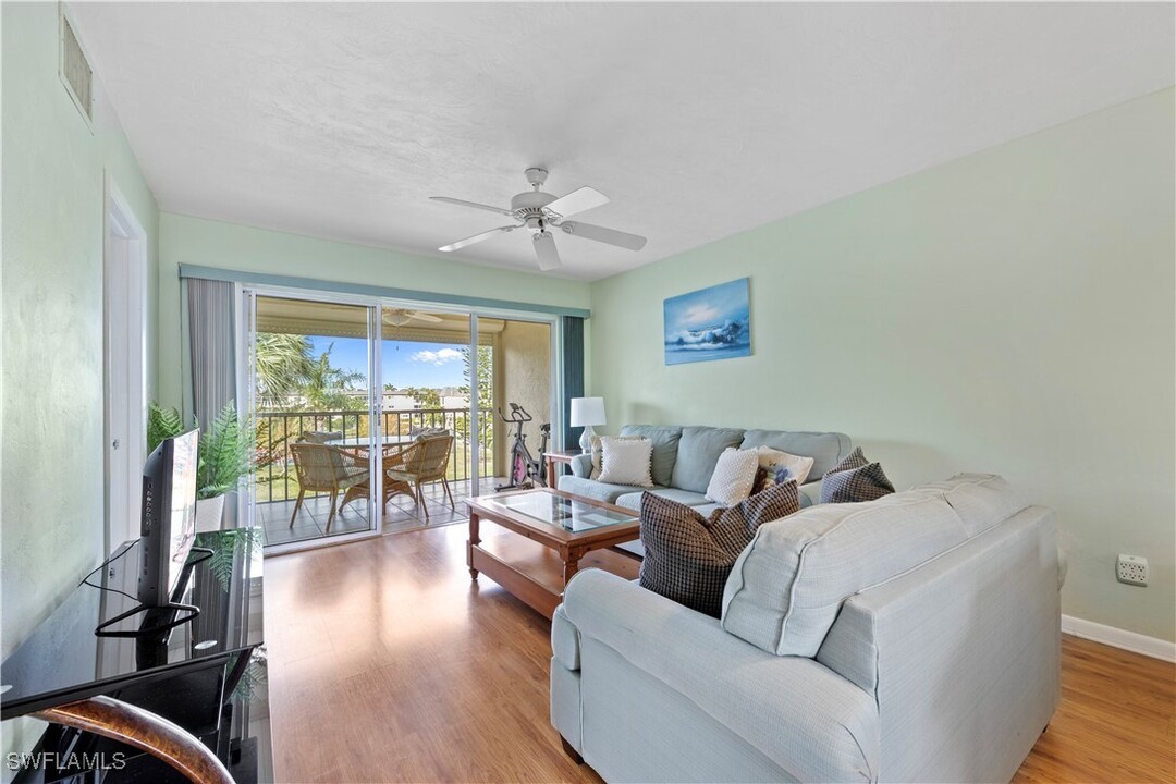 1018 Manatee Rd in Naples, FL - Building Photo