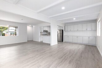 4810 Iroquois Ave in San Diego, CA - Foto de edificio - Building Photo