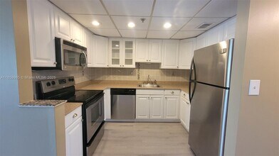 3300 W Rolling Hills Cir in Davie, FL - Building Photo - Building Photo