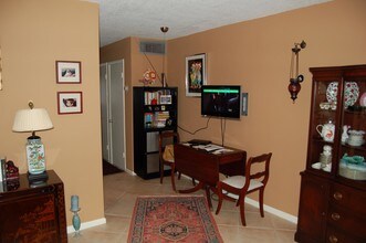 3915 S Flagler Dr-Unit -218 in West Palm Beach, FL - Building Photo - Building Photo