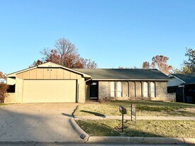 305 NE 46th St in Lawton, OK - Building Photo