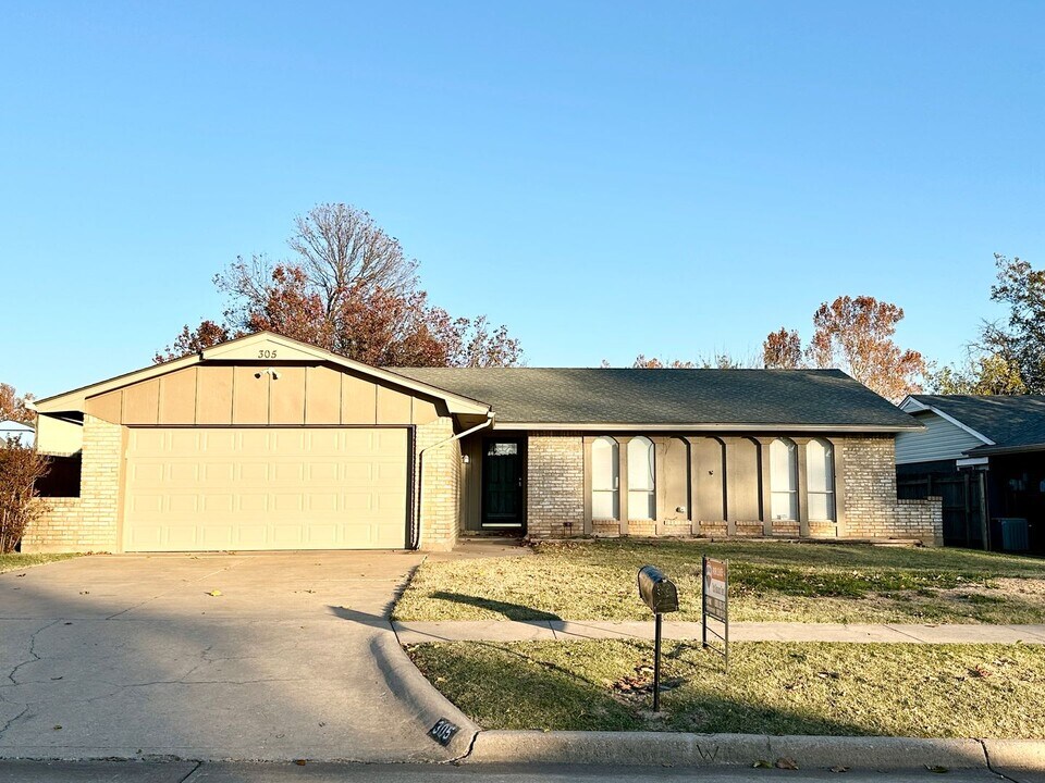 305 NE 46th St in Lawton, OK - Building Photo