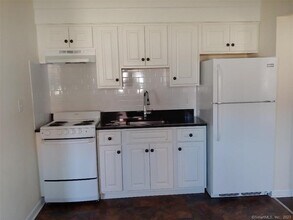 261 Millard St in Fairfield, CT - Building Photo - Building Photo