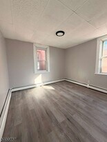134 E Jersey St, Unit 2 in Elizabeth, NJ - Building Photo