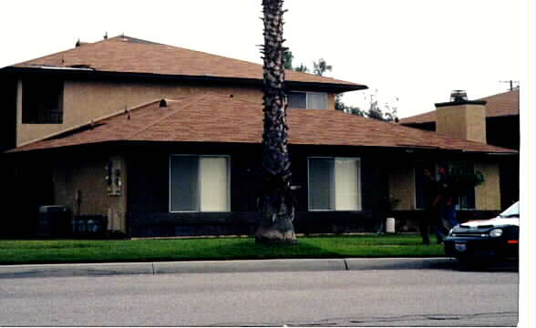 426 E Lugonia Ave in Redlands, CA - Foto de edificio