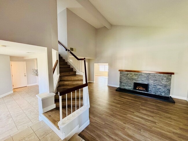 38343 5th Pl W in Palmdale, CA - Foto de edificio - Building Photo