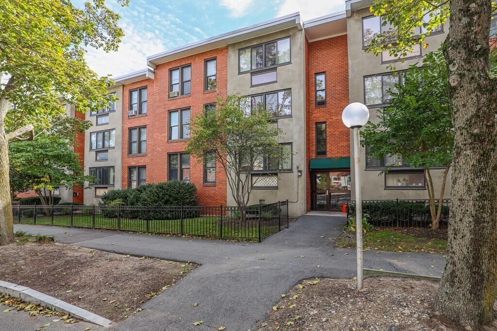 32 Juniper St, Unit 1 in Brookline, MA - Foto de edificio