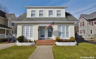 31 Highland Ct in Huntington, NY - Building Photo