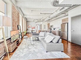 555 Evergreen St in Dallas, TX - Building Photo