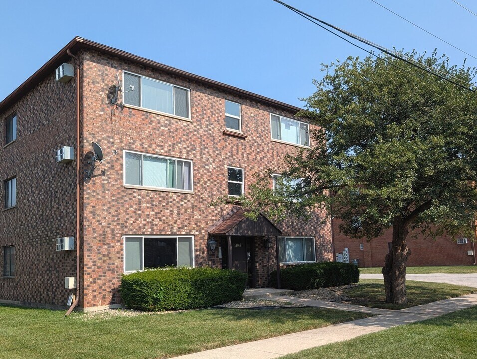 14043 Kilpatrick Ave in Crestwood, IL - Building Photo