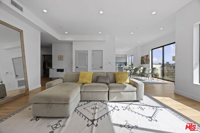 1515 S Holt Ave in Los Angeles, CA - Building Photo - Building Photo