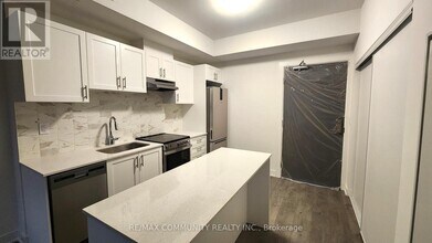 705 Davis Dr in Newmarket, ON - Building Photo - Building Photo