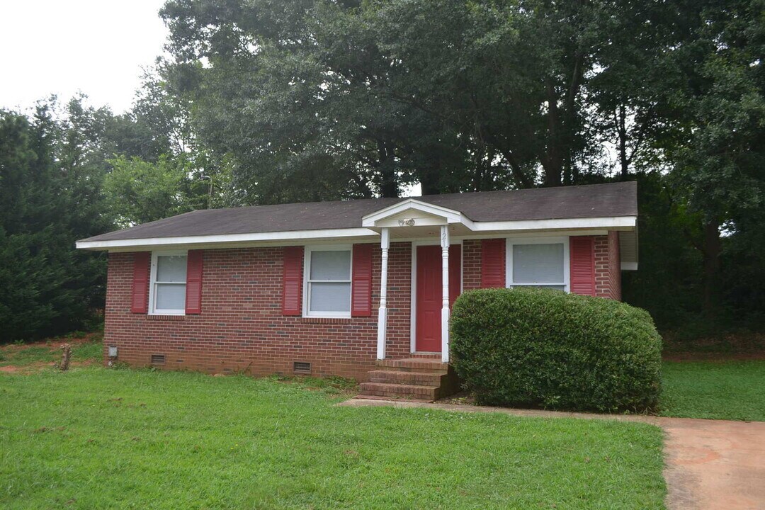 121 Pecan St in Central, SC - Building Photo