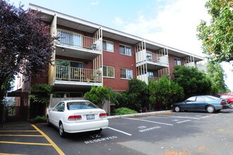 Hilltop Apartments in Seattle, WA - Building Photo - Building Photo