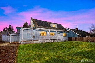 15715 NE 53rd St in Redmond, WA - Foto de edificio - Building Photo