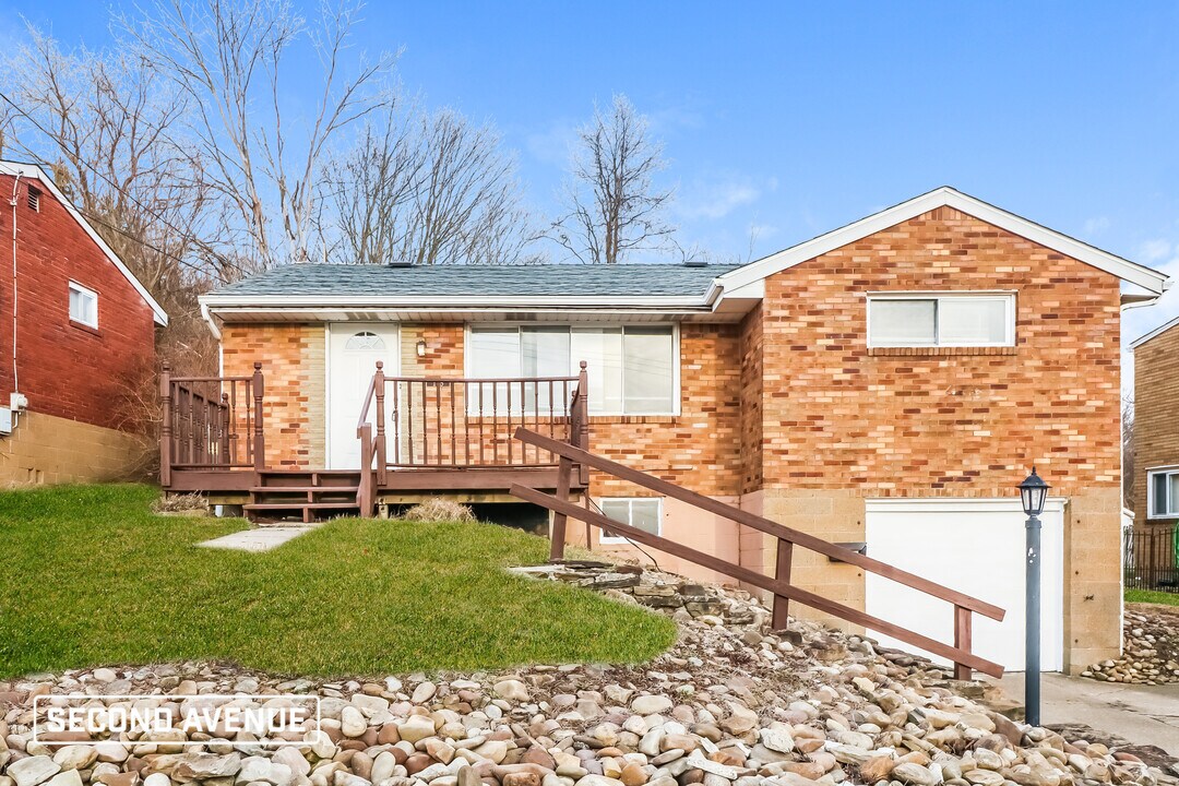 145 Keefer Dr in Pittsburgh, PA - Building Photo